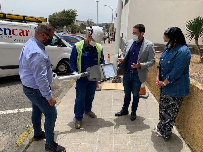 El alcalde saliente Héctor Suárez y el concejal de Alumbrado, Jonay López, visitaron esta mañana los trabajos/TA.
